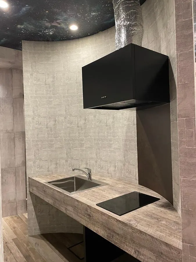 אוסקה Wolf Pack Apartment 1001