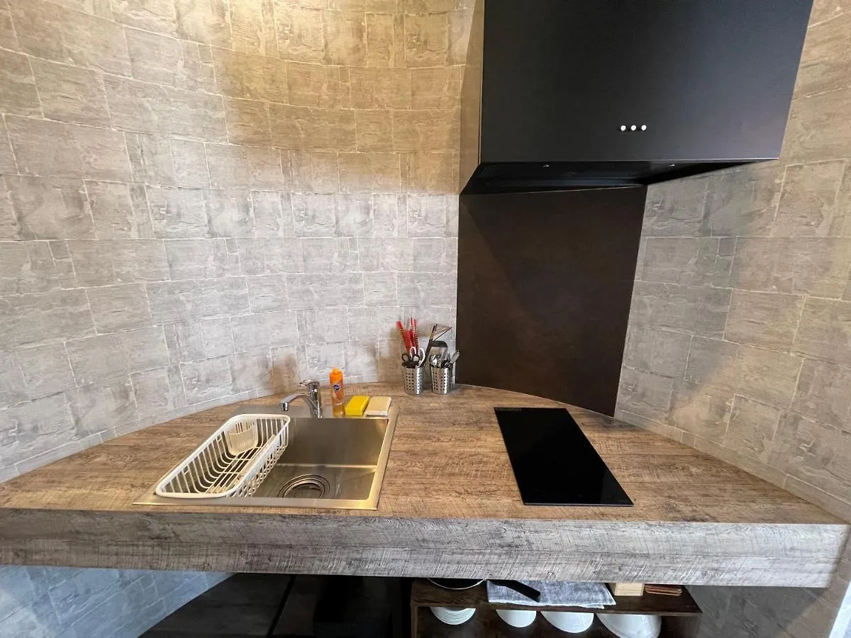 אוסקה Wolf Pack Apartment 1001